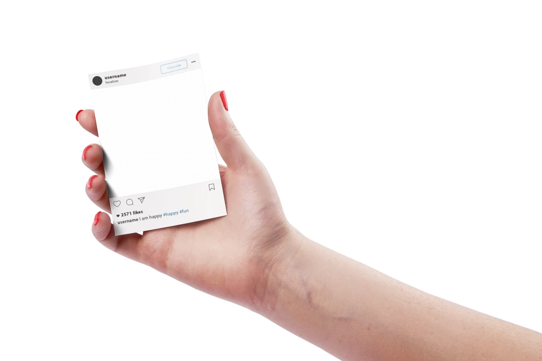 موکاپ پست اینستاگرام در دست