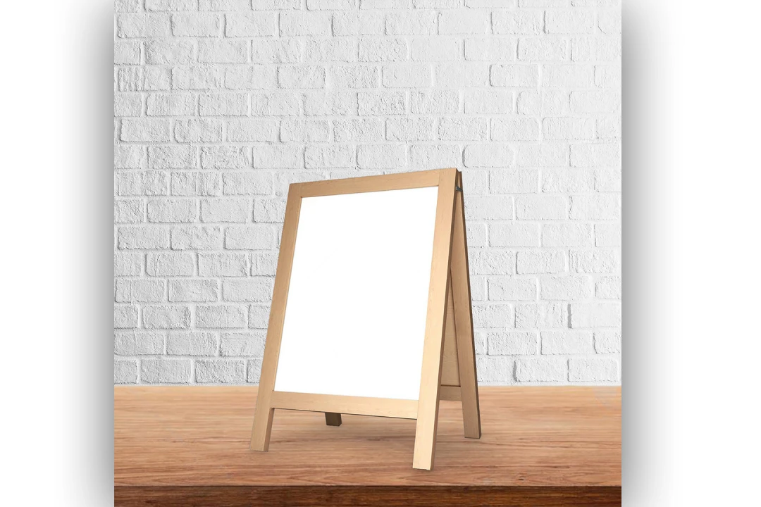 موکاپ تابلو استند روی میز