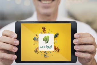 دانلود موکاپ تبلت در دست آقا  و نمایش بنر تبلیغاتی یا عکس لایه باز psd