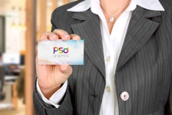 موکاپ کارت ویزیت لایه باز در دست آقا