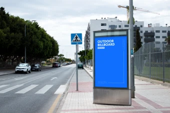 موکاپ بیلیبرد یا بنر یا استند شهری در کنار جاده