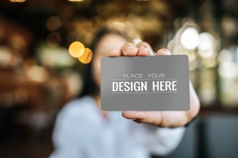 موکاپ کارت ویزیت لایه باز در دست خانم