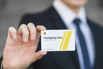 موکاپ کارت ویزیت لایه باز در دست آقا