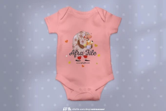 دانلود فایل لایه باز موکاپ سرهمی لباس نوزاد