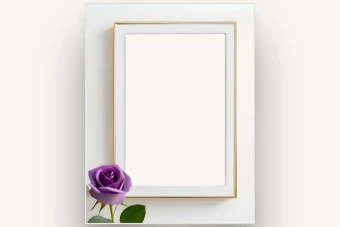 قاب عکس طلایی سفید با گل رز بنفش