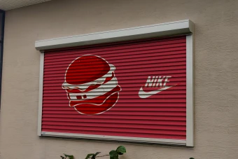 موکاپ درب مغازه