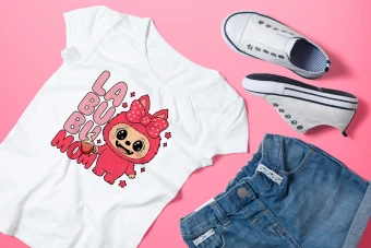 وکتور مامان لبوبو قرمز با قهوه در دست – فایل لایه‌باز