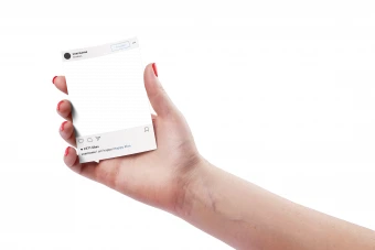 موکاپ پست اینستاگرام در دست