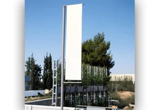 موکاپ بنر نصب شده بیلبورد آویزان عمودی