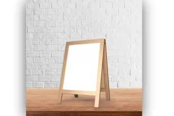 موکاپ تابلو استند روی میز